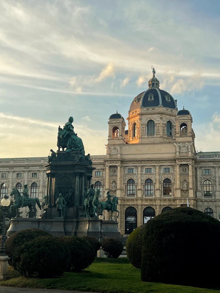 Umzug 1150 Wien – Dein kompletter Ratgeber für einen stressfreien Start in Rudolfsheim-Fünfhaus 6 Elegant view of the Vienna Museum under a dramatic sky during golden hour.
