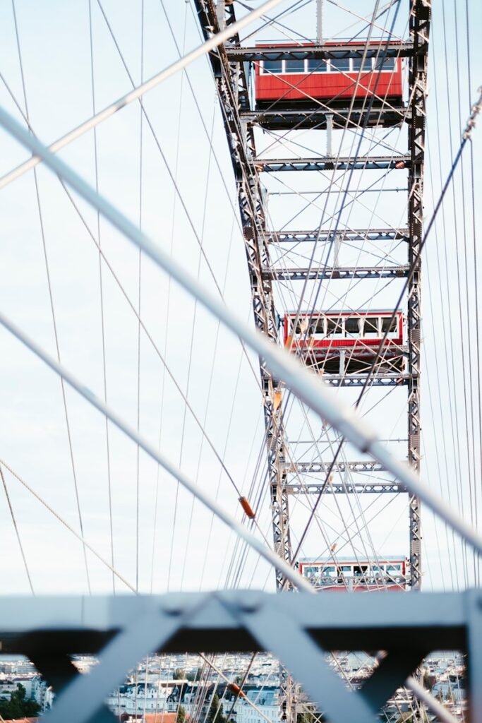 Umzug Österreich nach Frankreich oder umgekehrt: Leitfaden & Unterstützung vom Umzugsprofi seit 30 Jahren 5 a red and white train traveling over a bridge