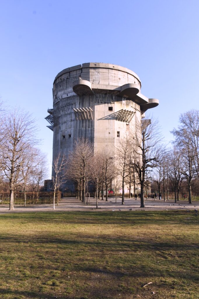 Umzug 1150 Wien – Dein kompletter Ratgeber für einen stressfreien Start in Rudolfsheim-Fünfhaus 5 brown concrete building near bare trees under blue sky during daytime
