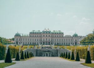 Umzug Wien Leopoldstadt – 2. Bezirk: Professionell Übersiedeln in 1020 Wien 7 white palace during daytime
