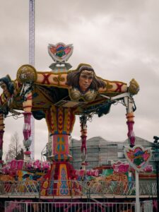 Umzug Wien Leopoldstadt – 2. Bezirk: Professionell Übersiedeln in 1020 Wien 10 A carnival ride with a statue of a man on top of it