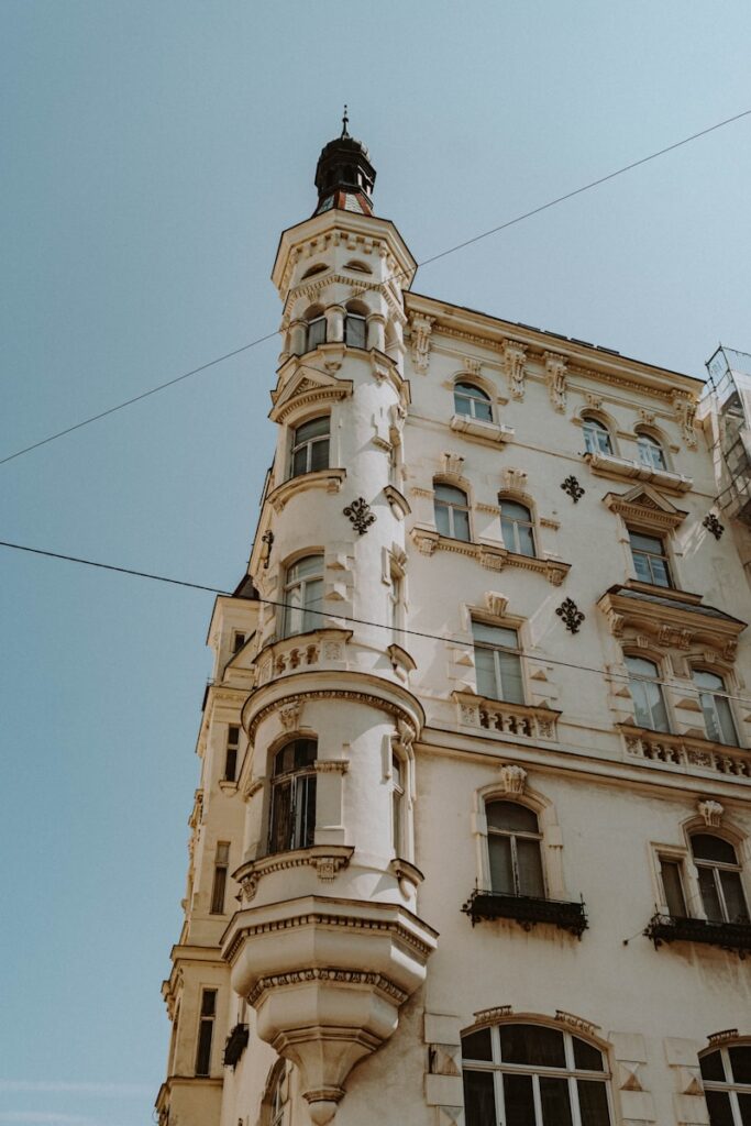 Umzug Wien Neubau – 7. Bezirk: Professionelle Übersiedlung in 1070 Wien 3 A tall building with a clock on the top of it