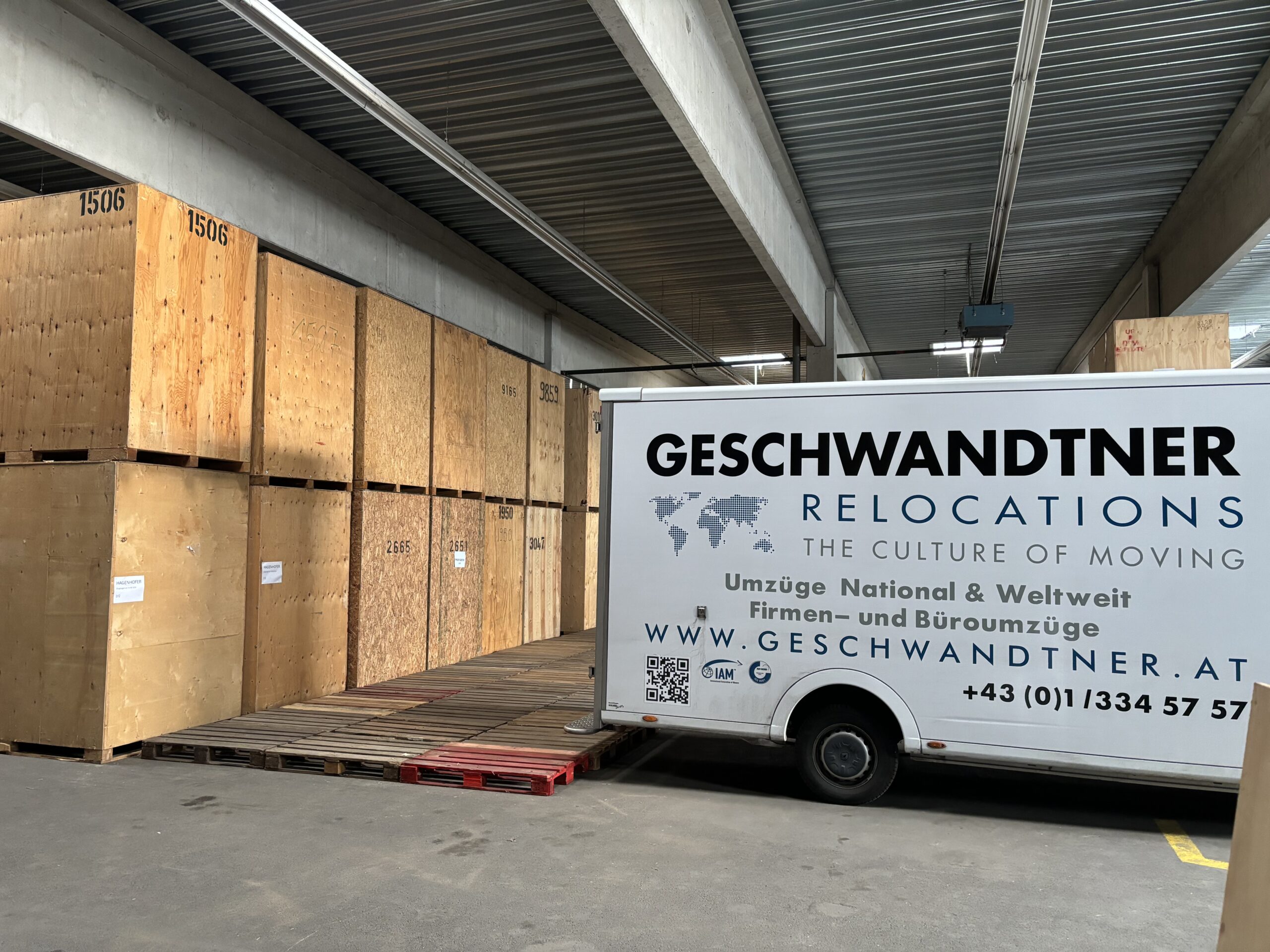 Lager mit Holzcontainern und Umzugswagen Lager mit Holzcontainern und Umzugswagen