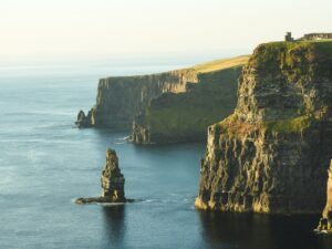 Umzug nach Irland oder umgekehrt: stressfrei & sorglos seit mehr als 25 Jahren umziehen mit Umzugsprofis 4 rock formation beside sea under white sky