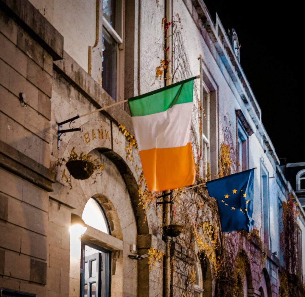 Umzug nach Irland oder umgekehrt: stressfrei & sorglos seit mehr als 25 Jahren umziehen mit Umzugsprofis 1 a flag hanging from the side of a building