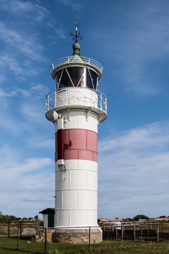 Umzug nach Dänemark oder umgekehrt: Umzugsunternehmen mit Herz und Verstand seit 30 Jahren 4 Historic Årøsund lighthouse with red and white stripes on a sunny day in Denmark.