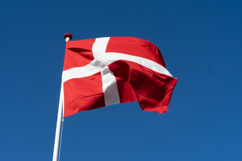 Umzug nach Dänemark oder umgekehrt: Umzugsunternehmen mit Herz und Verstand seit 30 Jahren 1 red and white flag on pole