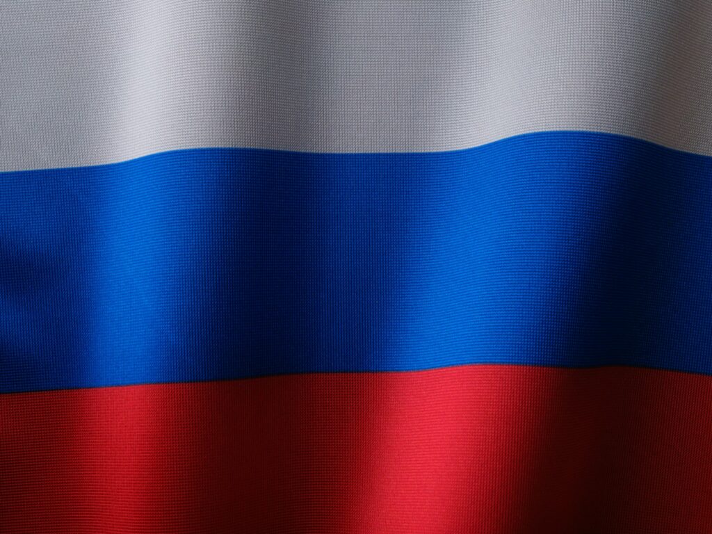 Umzug Österreich nach Russland oder umgekehrt: Ihr starker Umzugspartner seit über 30 Jahren 1 a close up of a red, white and blue flag