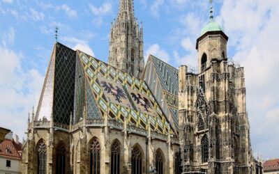 Wiener Stephansdom unter blauem Himmel Umzug Wien