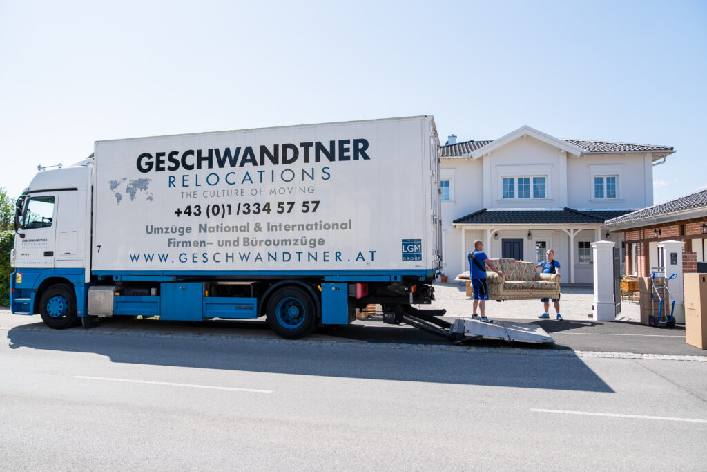 Umzugstruck vor einem Haus